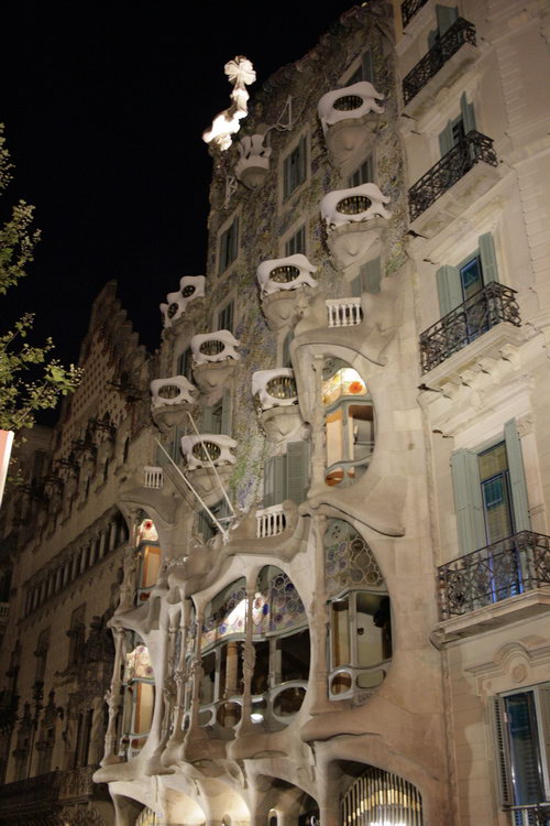 ����. ���������� ������������ ����� � ������� �������� �� ���������. ��� ������ (Casa Batllo, Gaudi, 1904-1906)<br>(������ 23)